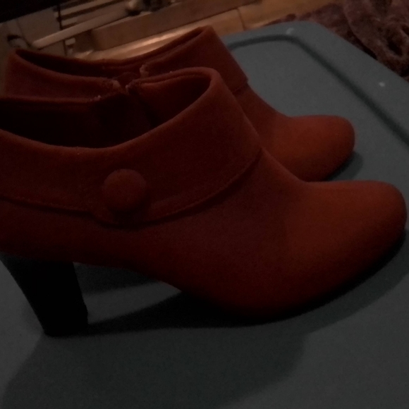 910-34) Amelia Grace Astana women's red side zip ankle boot. NWOT - Picture 3 of 6